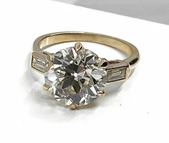 Bague or jaune, diamant 4,17 carats et diamants baguettes