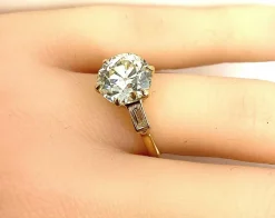 Bague or jaune, diamant 4,17 carats et diamants baguettes