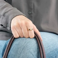 Bague or jaune, diamant et rubis de syhtèse calibrés