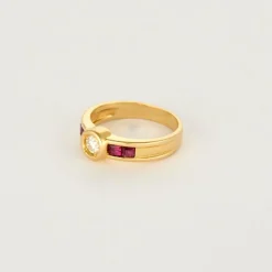 Bague or jaune, diamant et rubis de syhtèse calibrés
