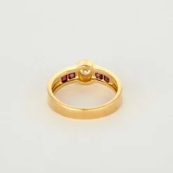 Bague or jaune, diamant et rubis de syhtèse calibrés