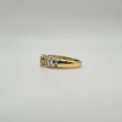 Bague or jaune, diamant rond et diamants baguettes