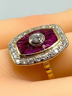 Bague or jaune diamants et rubis, style Art Déco