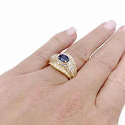 Bague or jaune, diamants et saphir.