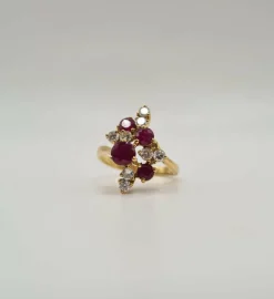 Bague or jaune, diamants, rubis