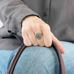 Bague or jaune et argent, centrée d'une émeraude