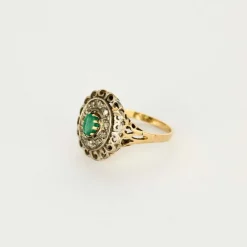 Bague or jaune et argent, centrée d'une émeraude