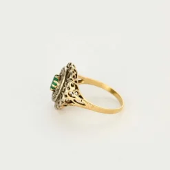 Bague or jaune et argent, centrée d'une émeraude