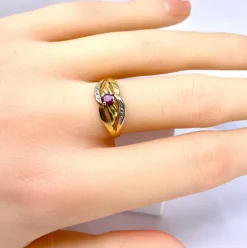 Bague or jaune et rubis