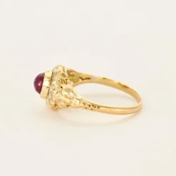 Bague or jaune et rubis cabochon