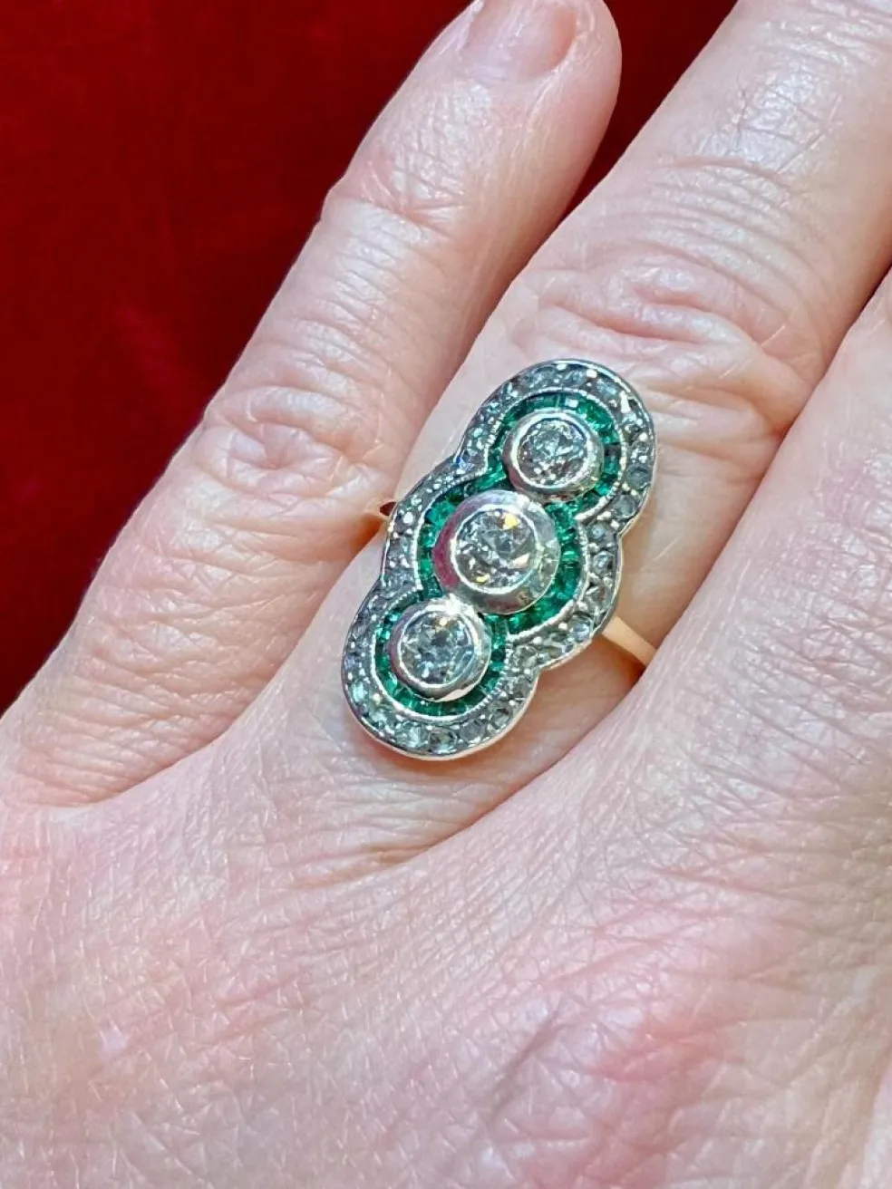 Bague or jaune fin 19ème siècle diamants émeraudes