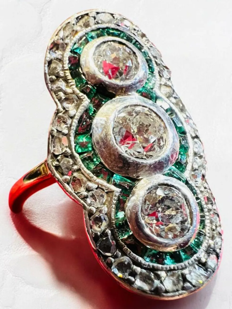 Bague or jaune fin 19ème siècle diamants émeraudes