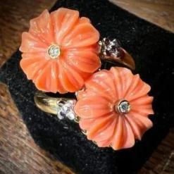 Bague or jaune, fleurs corail et brillants