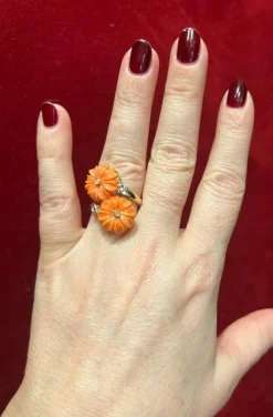 Bague or jaune, fleurs corail et brillants