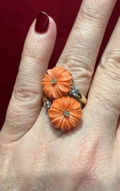 Bague or jaune, fleurs corail et brillants