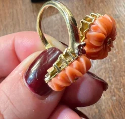 Bague or jaune, fleurs corail et brillants