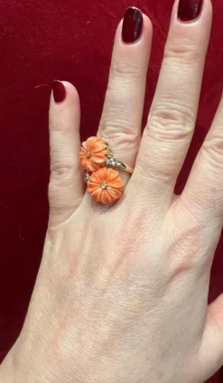 Bague or jaune, fleurs corail et brillants
