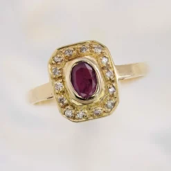 Bague or jaune géométrique diamants rubis