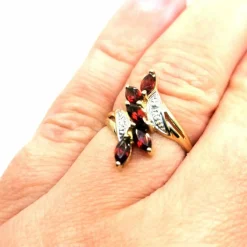 Bague or jaune grenats diamants