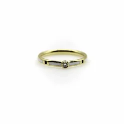 Bague or jaune émaillée noire et blanche avec accent de diamant