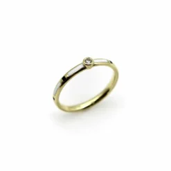 Bague or jaune émaillée noire et blanche avec accent de diamant