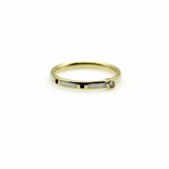 Bague or jaune émaillée noire et blanche avec accent de diamant