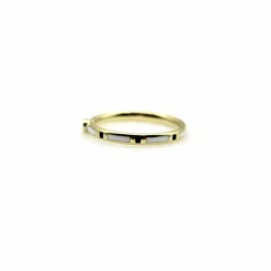 Bague or jaune émaillée noire et blanche avec accent de diamant