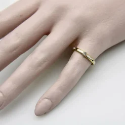Bague or jaune émaillée noire et blanche avec accent de diamant