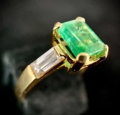 Bague or jaune émeraude