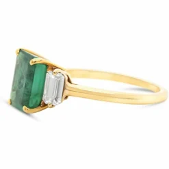 Bague or jaune émeraude diamants