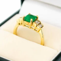 Bague or jaune émeraude diamant