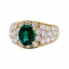 Bague or jaune, émeraude et pavage diamants.