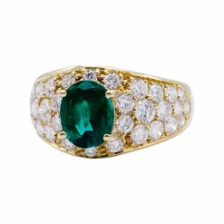 Bague or jaune, émeraude et pavage diamants.