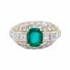 Bague or jaune, émeraude et pavage diamants.