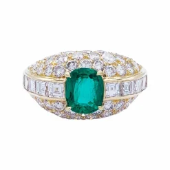 Bague or jaune, émeraude et pavage diamants.
