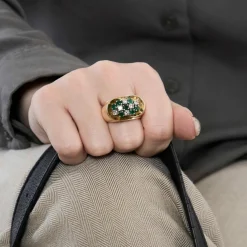Bague or jaune, émeraude et diamants