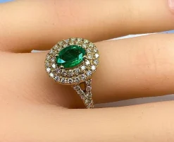 Bague or jaune émeraude et diamants