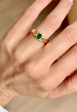 Bague or jaune, émeraude et diamants