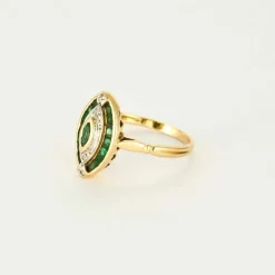 Bague or jaune, émeraude et diamants