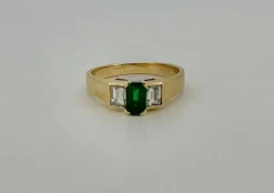Bague or jaune, émeraude et diamants