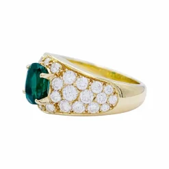 Bague or jaune, émeraude et pavage diamants.