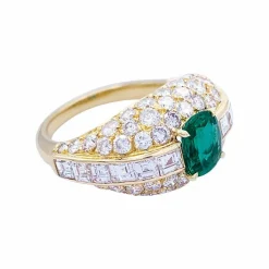 Bague or jaune, émeraude et pavage diamants.