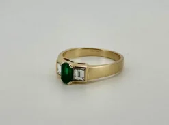 Bague or jaune, émeraude et diamants