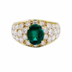 Bague or jaune, émeraude et pavage diamants.