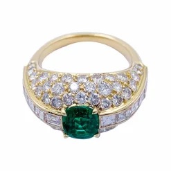 Bague or jaune, émeraude et pavage diamants.