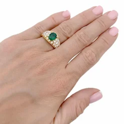 Bague or jaune, émeraude et pavage diamants.