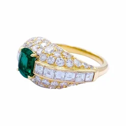 Bague or jaune, émeraude et pavage diamants.
