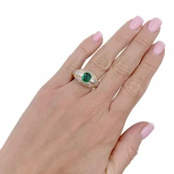 Bague or jaune, émeraude et pavage diamants.