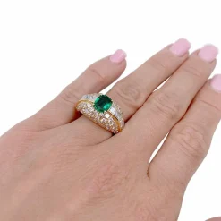 Bague or jaune, émeraude et pavage diamants.