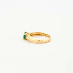 Bague or jaune émeraude ovale et diamants